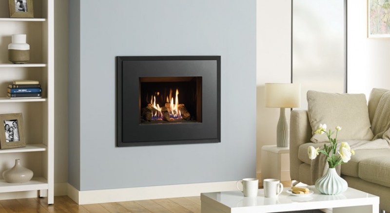 Riva2-500-Evoke-Steel-avec-revetement-de-foyer-en-verre-noir-mi